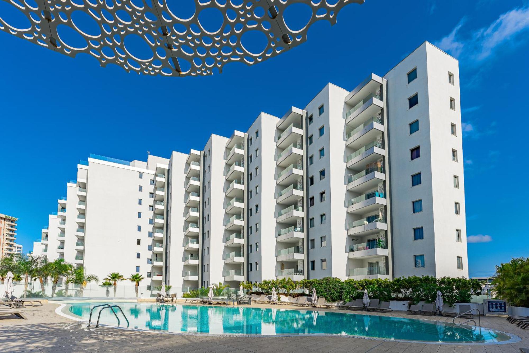 Blue Gold Escape In Ocean Garden Apartment
