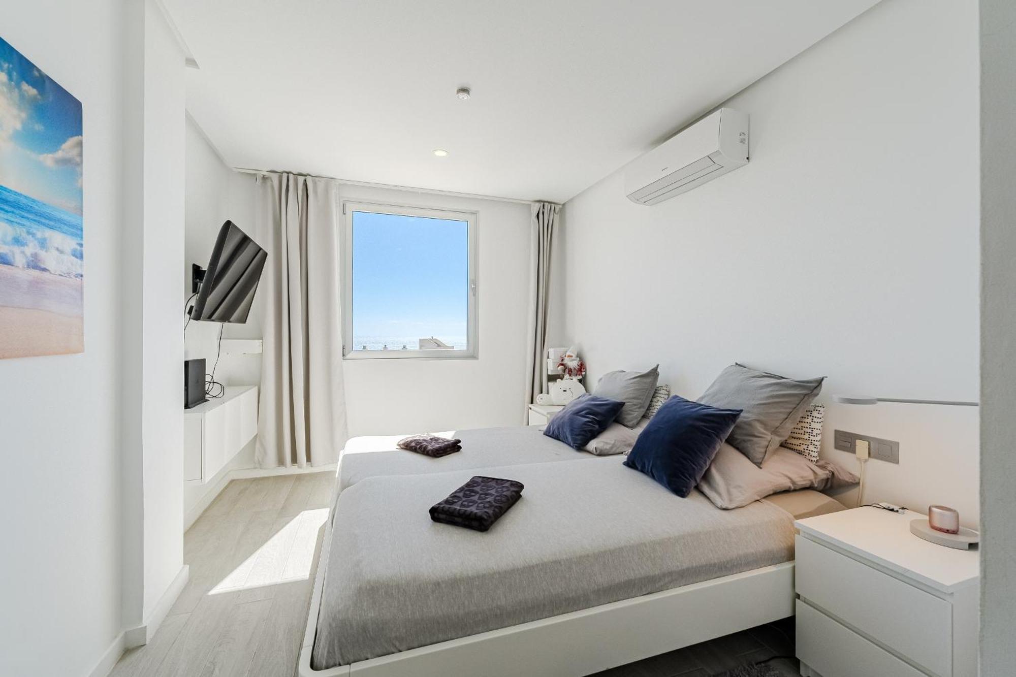 Blue Gold Escape In Ocean Garden Apartment *